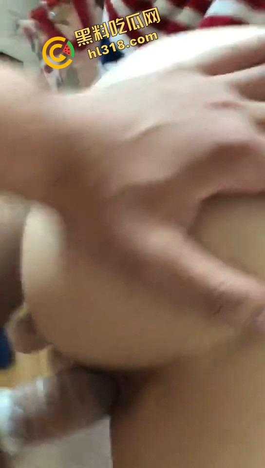 闺蜜电话聊工作,身后却被后入啪啪猛干,屁股拍到发烫还要强忍不叫,电话那头全程一头雾水!-8