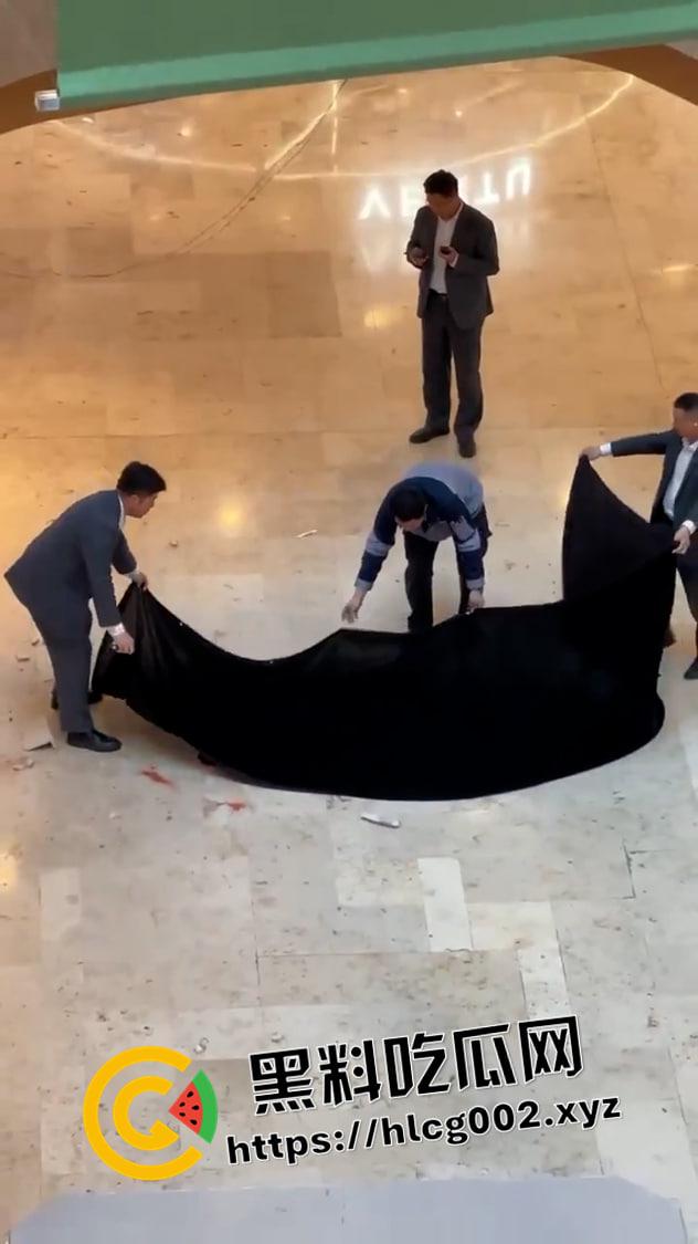 南京德基跳楼现场未打码视频！七楼跳下 头碎爆浆 年纪轻轻想不开呢-7