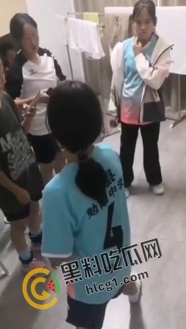 勉县勉阳中学足球队李嘉艺聚集多人霸凌同队李云瑶,人没多大心怎么这么狠,被霸凌者父亲做出霸气回应-4