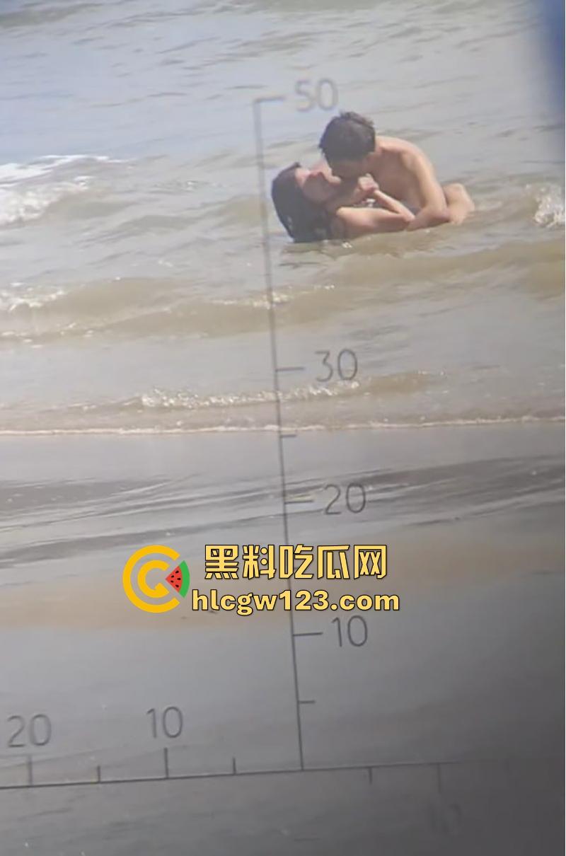 饥渴哥海边发情 与老婆水中调情疯狂扣逼 哥们是要打海炮吗?-5