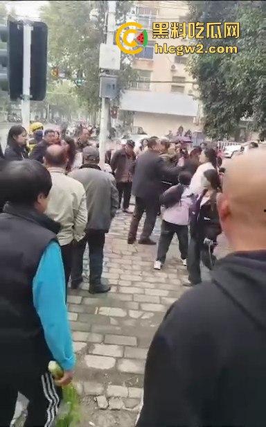 河南焦作街头奇葩闹剧,小仙女冲老头们怒喊别抽烟别吐痰不听话直接上手打!路人愤怒围攻打哭小仙女!-1