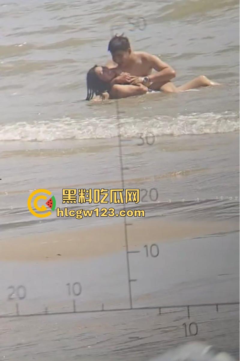 饥渴哥海边发情 与老婆水中调情疯狂扣逼 哥们是要打海炮吗?-6