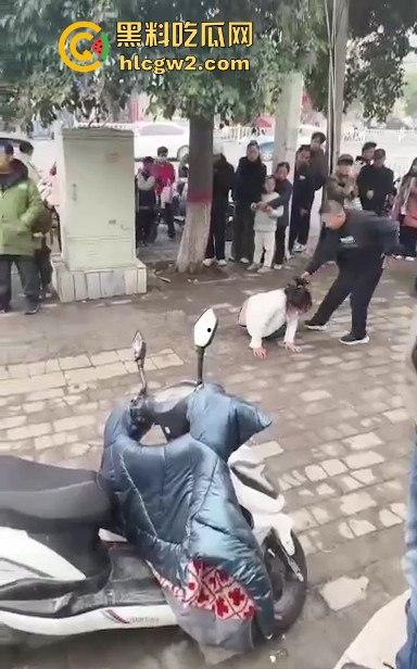 河南焦作街头奇葩闹剧,小仙女冲老头们怒喊别抽烟别吐痰不听话直接上手打!路人愤怒围攻打哭小仙女!-4