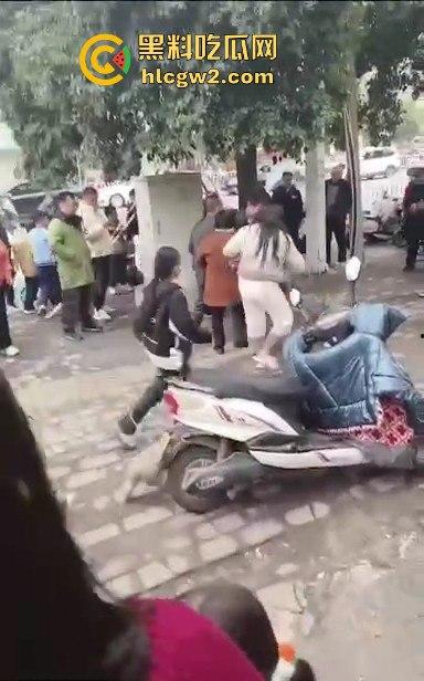 河南焦作街头奇葩闹剧,小仙女冲老头们怒喊别抽烟别吐痰不听话直接上手打!路人愤怒围攻打哭小仙女!-5