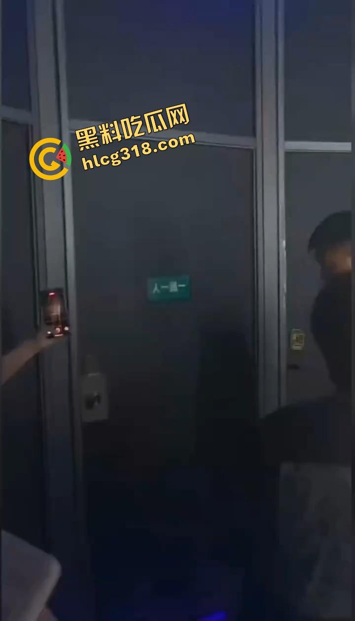酒吧厕所整活,年轻男女激情日逼被抓个正着,妹子崩溃走出来低头躲镜头差点哭出声,表情尴尬到极致!-8