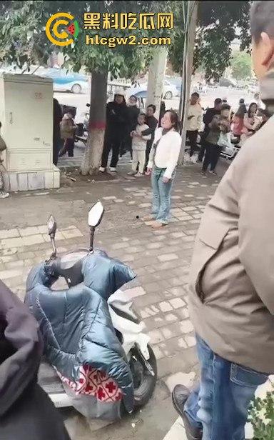 河南焦作街头奇葩闹剧,小仙女冲老头们怒喊别抽烟别吐痰不听话直接上手打!路人愤怒围攻打哭小仙女!-6