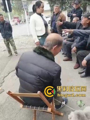 河南焦作街头奇葩闹剧,小仙女冲老头们怒喊别抽烟别吐痰不听话直接上手打!路人愤怒围攻打哭小仙女!-8