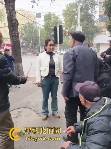 河南焦作街头奇葩闹剧,小仙女冲老头们怒喊别抽烟别吐痰不听话直接上手打!路人愤怒围攻打哭小仙女!-9