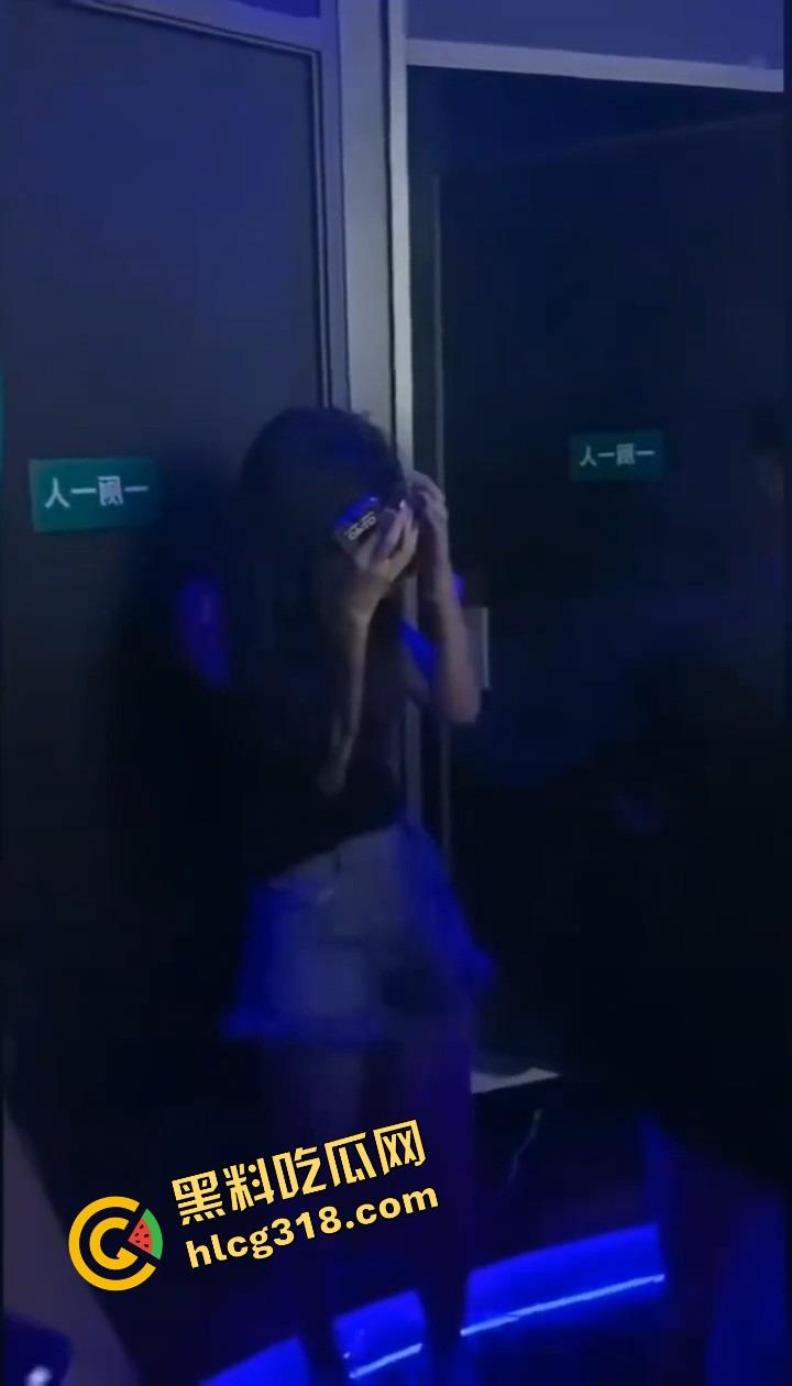 酒吧厕所整活,年轻男女激情日逼被抓个正着,妹子崩溃走出来低头躲镜头差点哭出声,表情尴尬到极致!-12