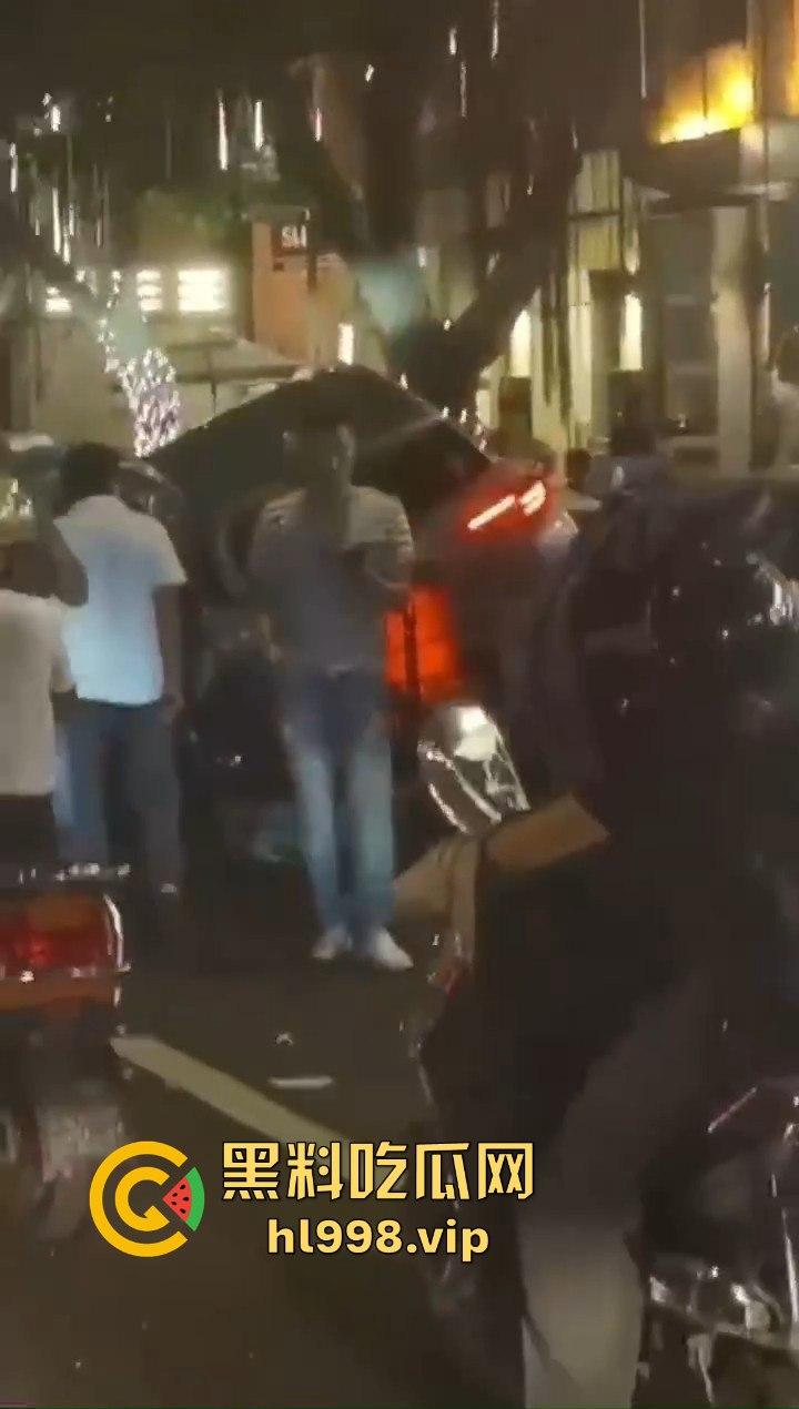 福州惊现比亚迪元怼威马,乘客嘴贱把司机吵崩溃,硬是要带人一起见阎王!-6