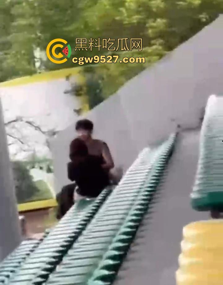 湖北美术学院,小情侣饥渴难耐户外刺激性爱,直接伸进了狂扣狂舔,场面极其刺激!-4