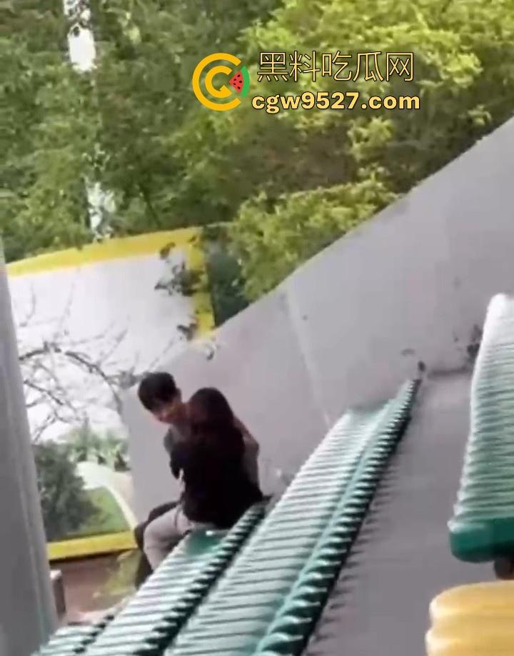 湖北美术学院,小情侣饥渴难耐户外刺激性爱,直接伸进了狂扣狂舔,场面极其刺激!-5