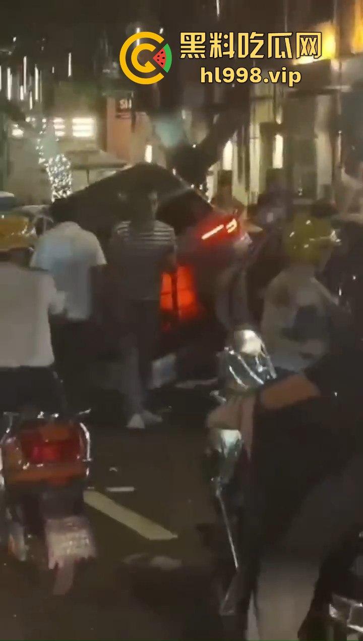 福州惊现比亚迪元怼威马,乘客嘴贱把司机吵崩溃,硬是要带人一起见阎王!-8