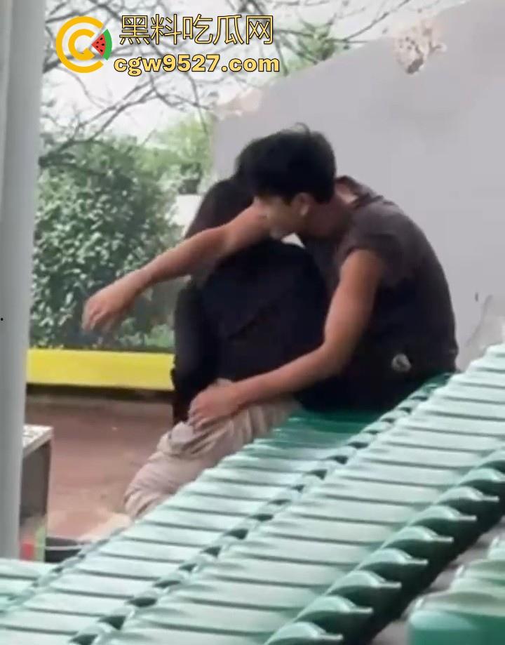 湖北美术学院,小情侣饥渴难耐户外刺激性爱,直接伸进了狂扣狂舔,场面极其刺激!-11