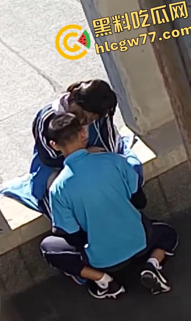 惠州二中高中情侣校服下偷偷开干,从抠逼亲热到无套换姿势,青春就是敢,Just do it!-6