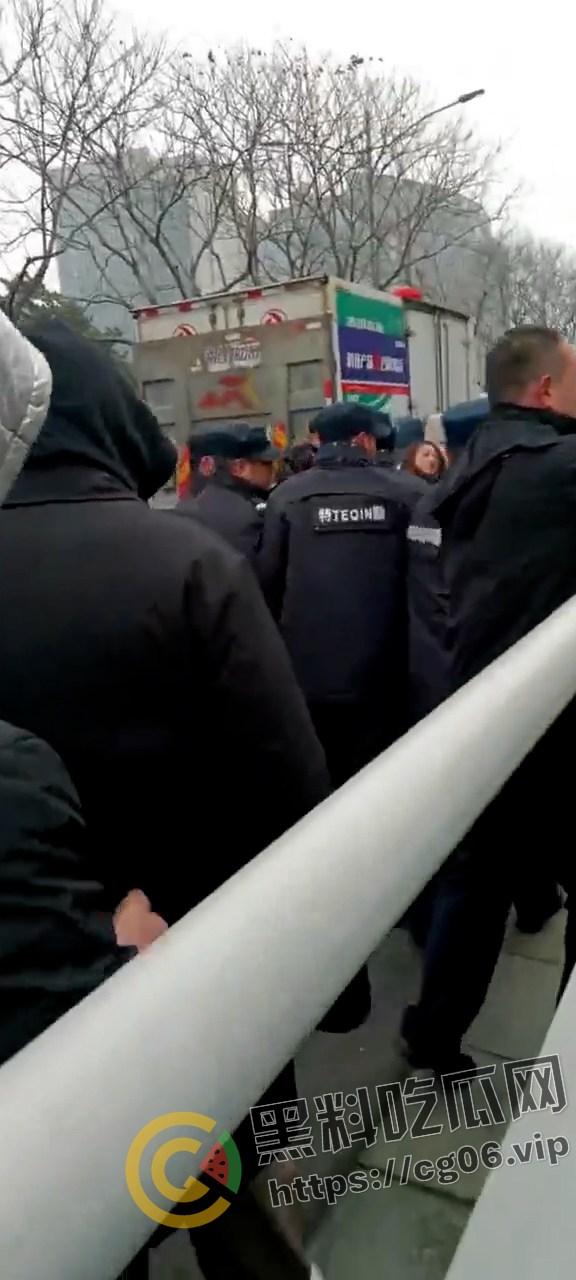 河南太行物流连夜卷款跑路 商户们维权无果 去省政府维权遭到警察殴打驱赶-6