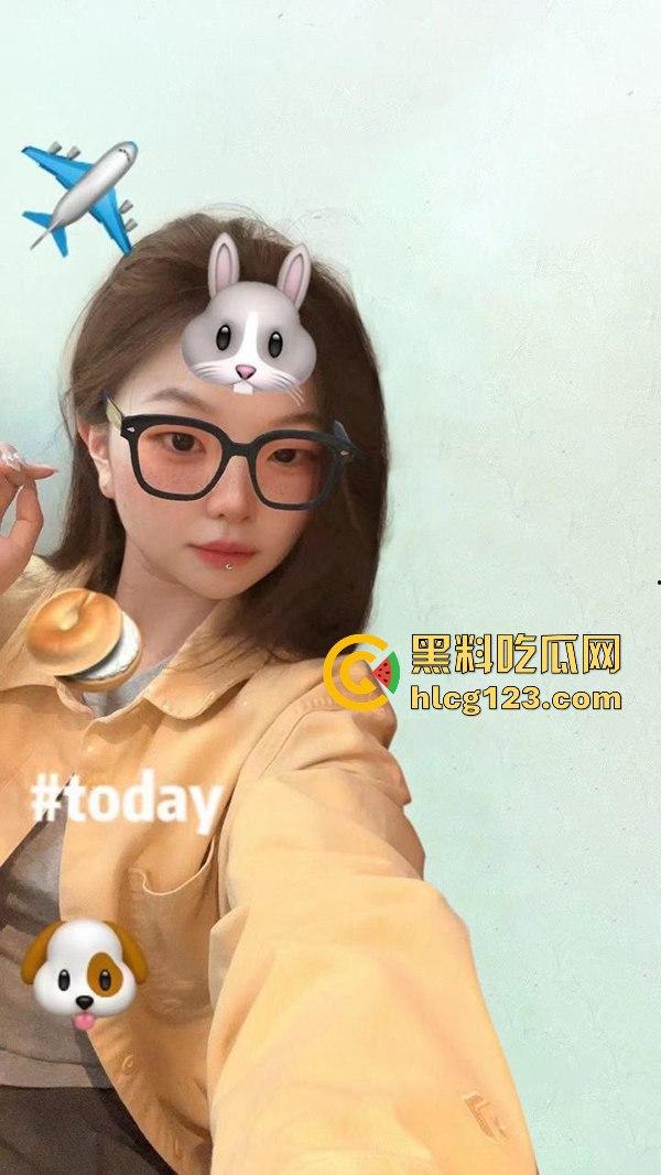 北京外国语大学单眼皮美女校花『俞佳佳』身穿情趣黑丝极致诱惑 被后入抽插-1