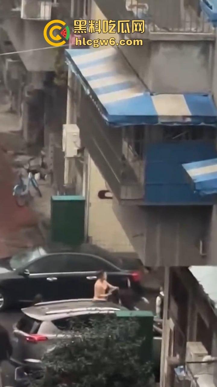 四川乐山电信营业员【贾璐云】做三被原配当街围堵 遭其闺蜜团撕逼暴打 被扒得只剩俩大奶晃荡-1