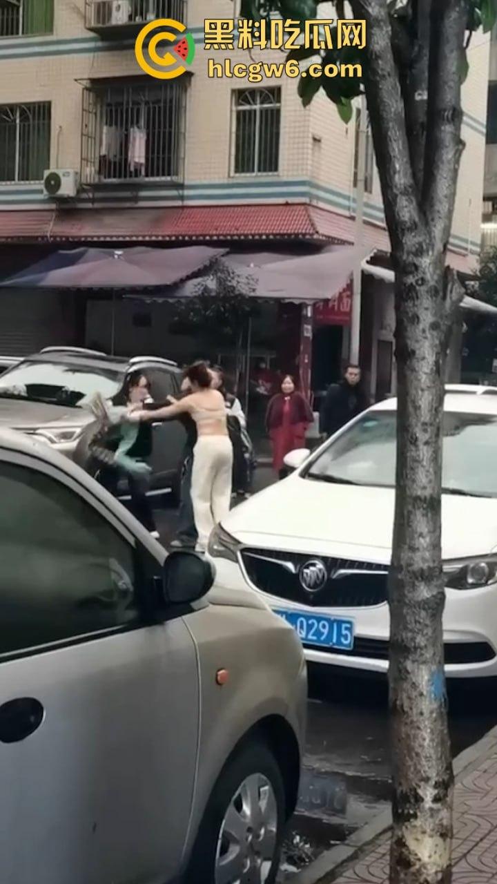 四川乐山电信营业员【贾璐云】做三被原配当街围堵 遭其闺蜜团撕逼暴打 被扒得只剩俩大奶晃荡-4