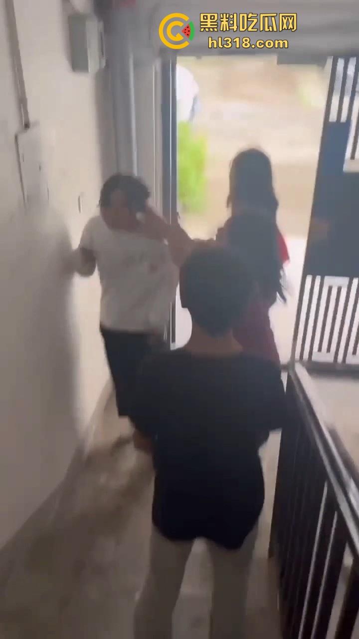 四川内江两女子殴打同学,年纪不大但手脚却下手不轻,逮着头猛锤,就喜欢看女生打架,下手真猛!-1