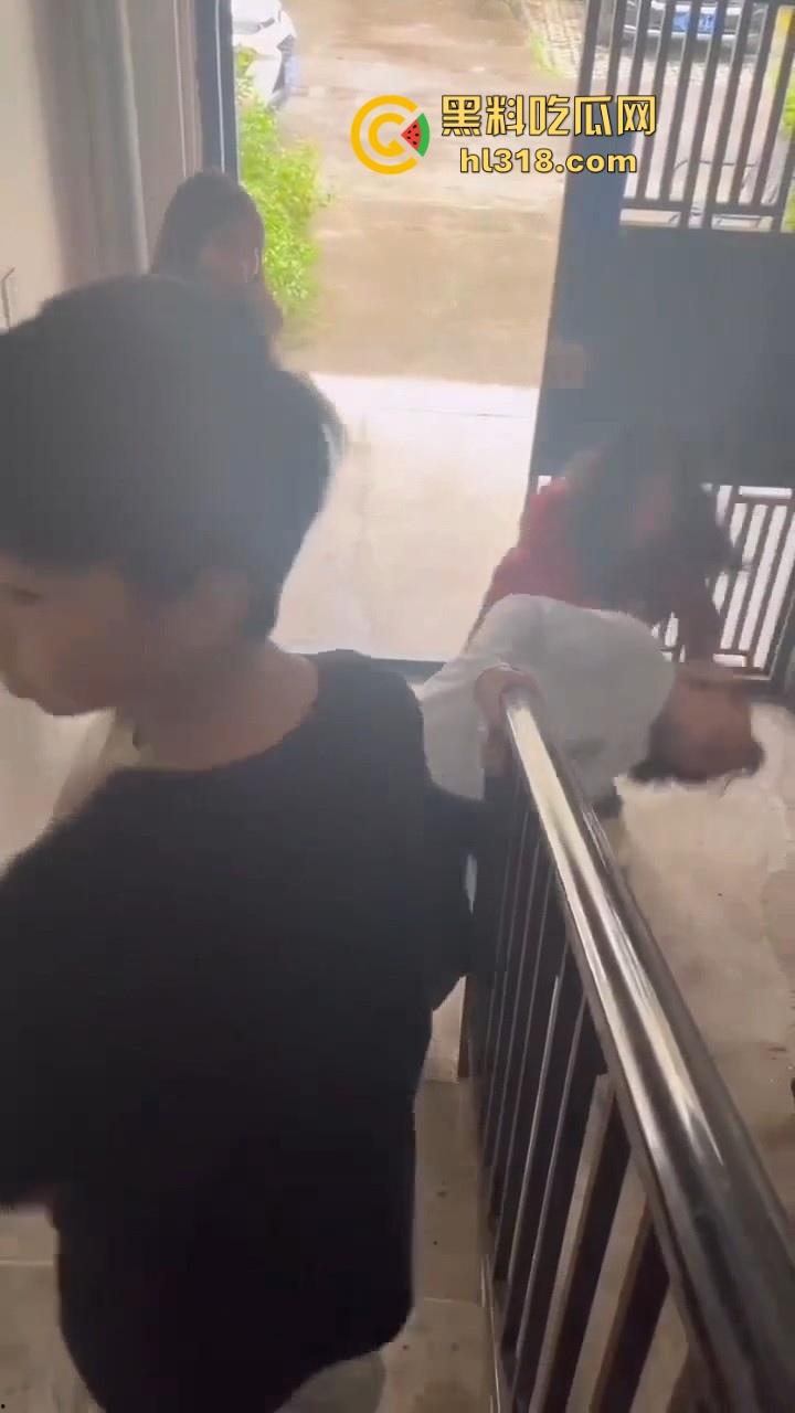 四川内江两女子殴打同学,年纪不大但手脚却下手不轻,逮着头猛锤,就喜欢看女生打架,下手真猛!-2