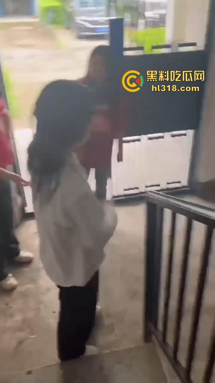 四川内江两女子殴打同学,年纪不大但手脚却下手不轻,逮着头猛锤,就喜欢看女生打架,下手真猛!-3