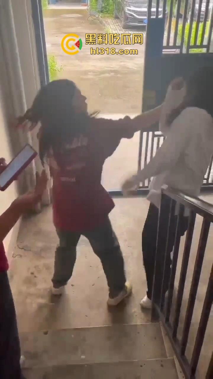 四川内江两女子殴打同学,年纪不大但手脚却下手不轻,逮着头猛锤,就喜欢看女生打架,下手真猛!-5