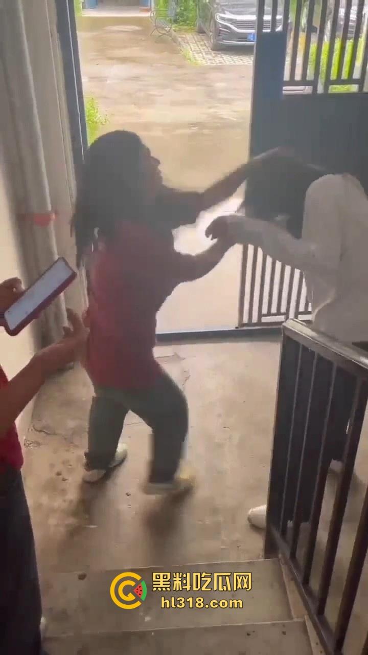 四川内江两女子殴打同学,年纪不大但手脚却下手不轻,逮着头猛锤,就喜欢看女生打架,下手真猛!-6