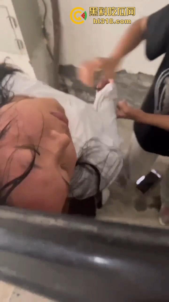 四川内江两女子殴打同学,年纪不大但手脚却下手不轻,逮着头猛锤,就喜欢看女生打架,下手真猛!-9