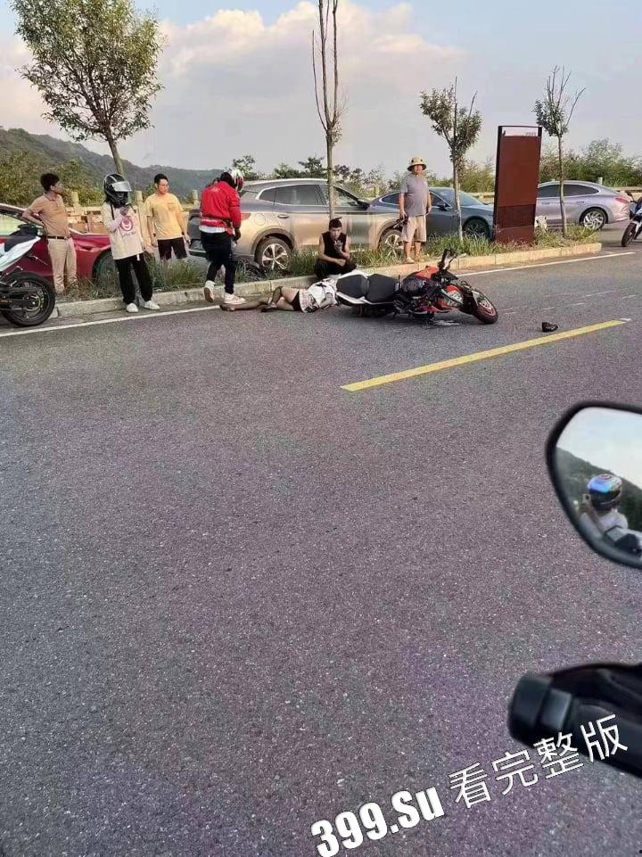 小仙女骑摩托又遭重，很快被网友通过纹身找出网上擦边照-5