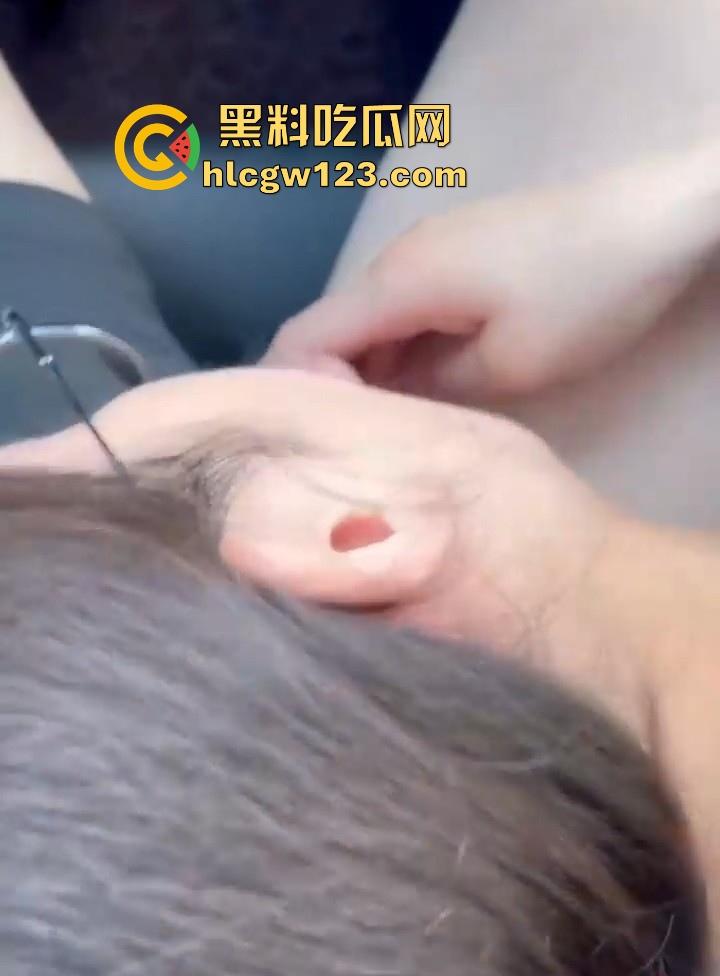 兄弟的眼镜女友 在车上激情口交 一边开车一边吃屌 停车后主动上位骑乘 偷情的感觉真刺激！-4