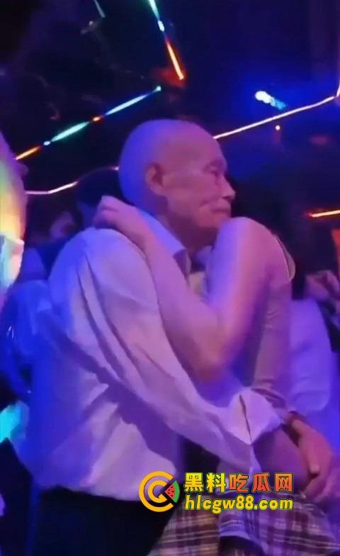 你大爷还是你大爷,退休不跳广场舞,直接拿退休金冲妹子,享受生活才是硬道理!-6