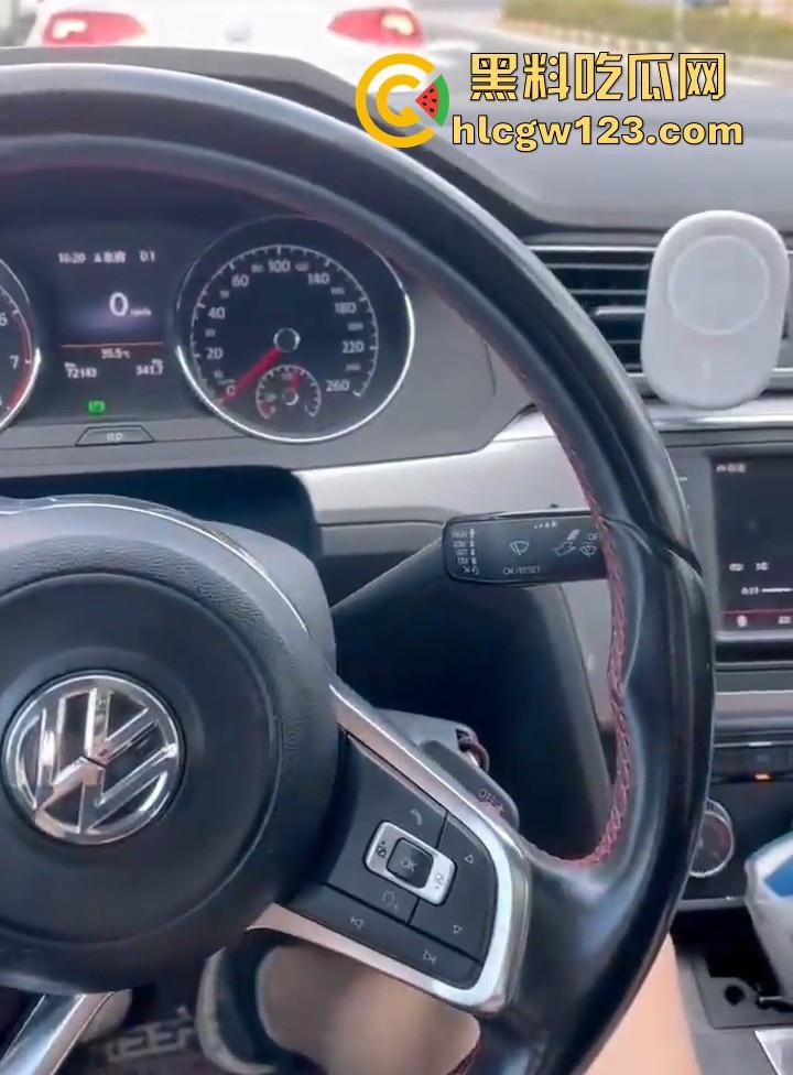 兄弟的眼镜女友 在车上激情口交 一边开车一边吃屌 停车后主动上位骑乘 偷情的感觉真刺激！-9