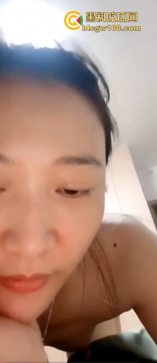 抖音美艳少妇【向子】露脸私密视频泄露,骚气动作极致勾引让人看傻眼!-9