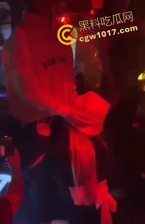 湖南长沙骑士酒吧又玩出新高度，女DJ现场给富二代口交，暴力深喉输出，还当众后入，卧槽玩这么刺激的吗！！-6