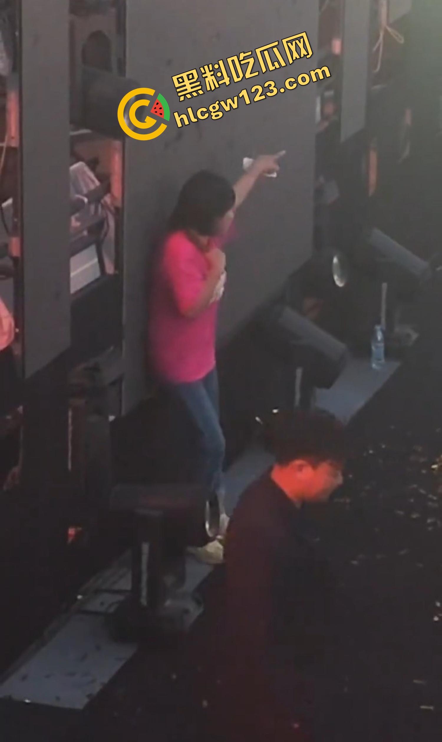 云南昆明网红活动一女子当场拿菜刀架脖子，围观上千人，全程直播，警察五人冲刺夺刀才救下！-2