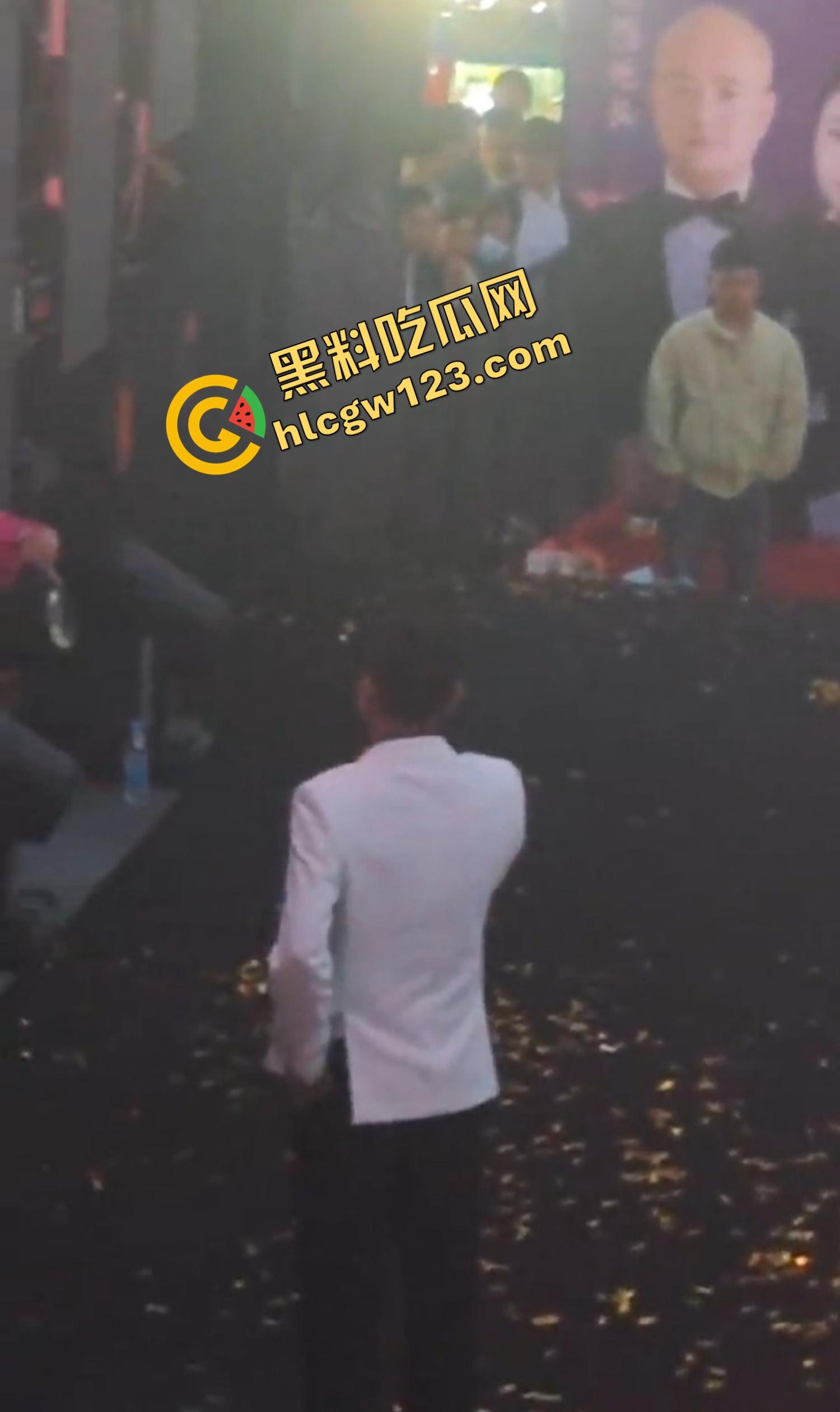 云南昆明网红活动一女子当场拿菜刀架脖子，围观上千人，全程直播，警察五人冲刺夺刀才救下！-3