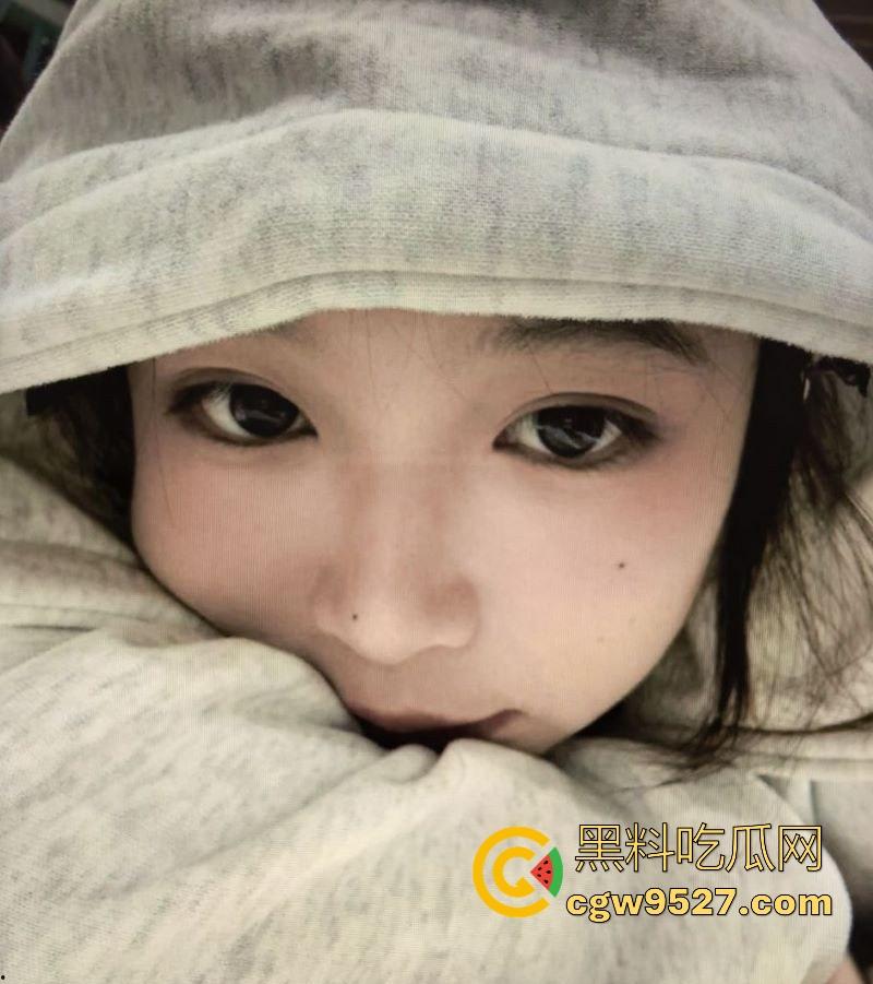 武汉理工大学【胡悦】蕾丝半透,勾勒出火辣身材,纤腰翘臀,胸前饱满,被猛男大屌激烈抽插,极其淫荡!-2