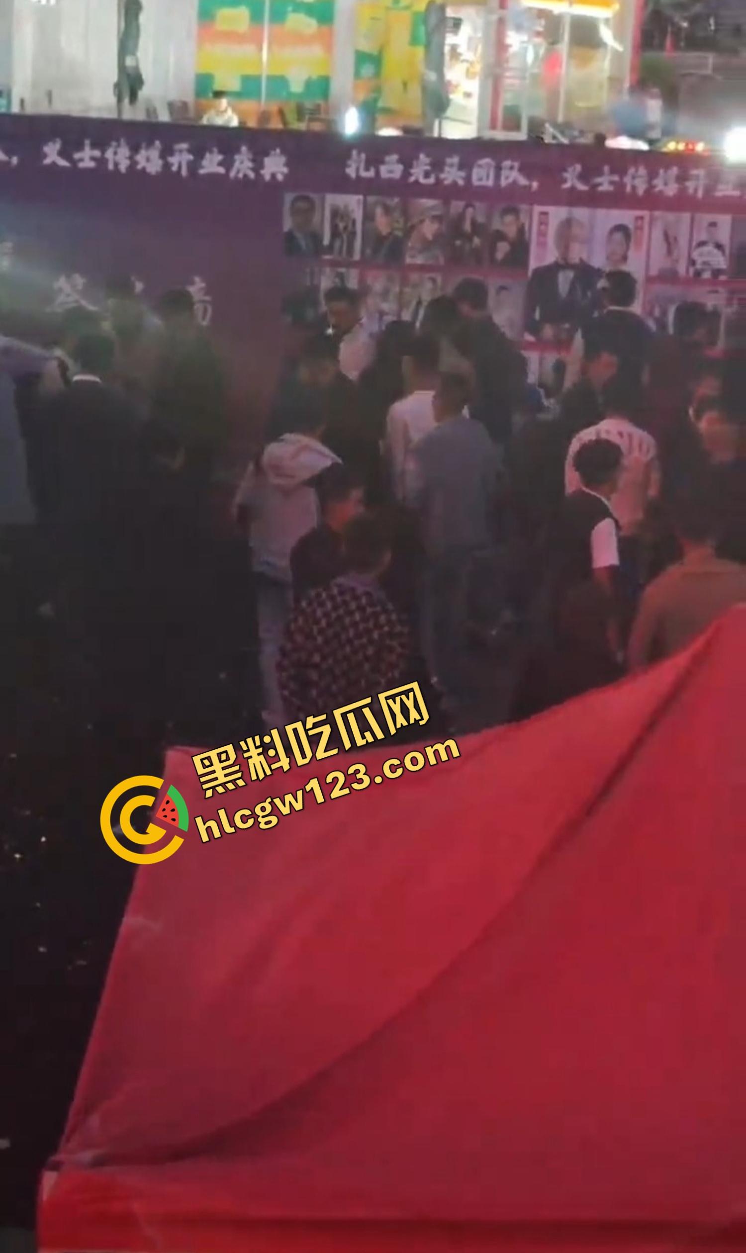 云南昆明网红活动一女子当场拿菜刀架脖子，围观上千人，全程直播，警察五人冲刺夺刀才救下！-8