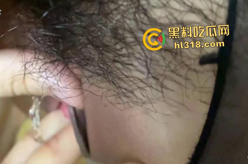 海角丑男凭借大鸡巴就能约操极品人妻少妇,丰乳肥臀穿上连体情趣内衣,操的直接喷水!-5