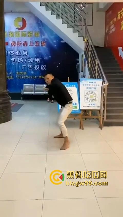 河南精神小伙线上嘴硬嚣张跋扈,线下衣服被脱光吊打,飞踢猛踹,互联网嘴炮被打得嗷嗷叫不敢还手!-1