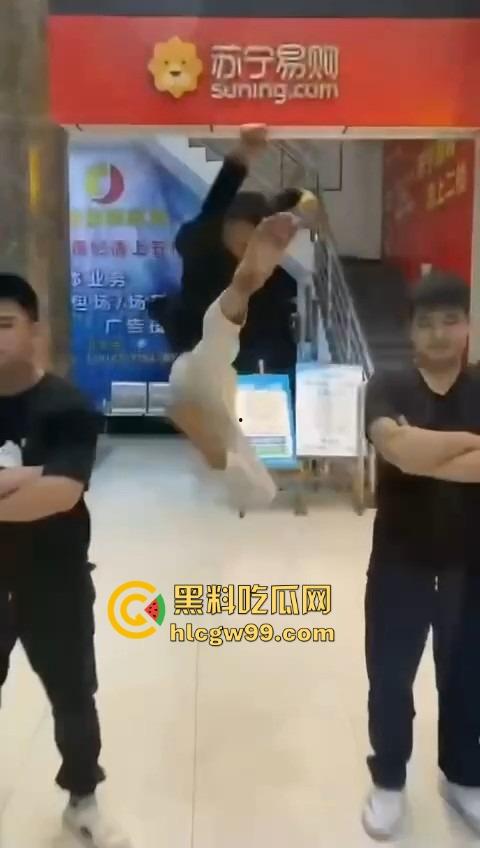 河南精神小伙线上嘴硬嚣张跋扈,线下衣服被脱光吊打,飞踢猛踹,互联网嘴炮被打得嗷嗷叫不敢还手!-2