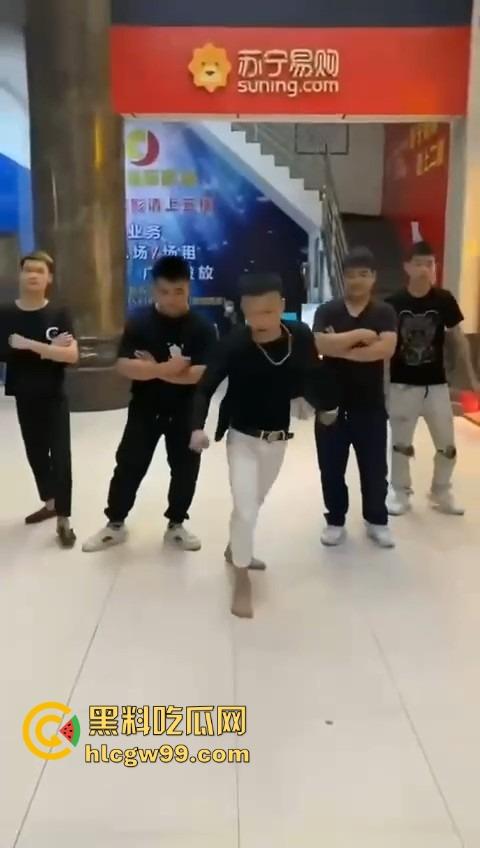 河南精神小伙线上嘴硬嚣张跋扈,线下衣服被脱光吊打,飞踢猛踹,互联网嘴炮被打得嗷嗷叫不敢还手!-3