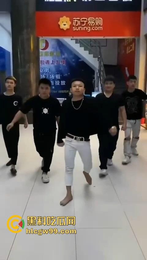 河南精神小伙线上嘴硬嚣张跋扈,线下衣服被脱光吊打,飞踢猛踹,互联网嘴炮被打得嗷嗷叫不敢还手!-4