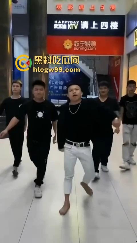 河南精神小伙线上嘴硬嚣张跋扈,线下衣服被脱光吊打,飞踢猛踹,互联网嘴炮被打得嗷嗷叫不敢还手!-5