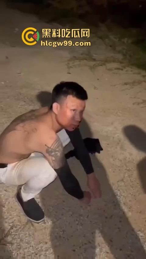 河南精神小伙线上嘴硬嚣张跋扈,线下衣服被脱光吊打,飞踢猛踹,互联网嘴炮被打得嗷嗷叫不敢还手!-6