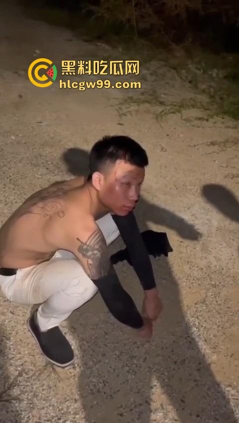 河南精神小伙线上嘴硬嚣张跋扈,线下衣服被脱光吊打,飞踢猛踹,互联网嘴炮被打得嗷嗷叫不敢还手!-7