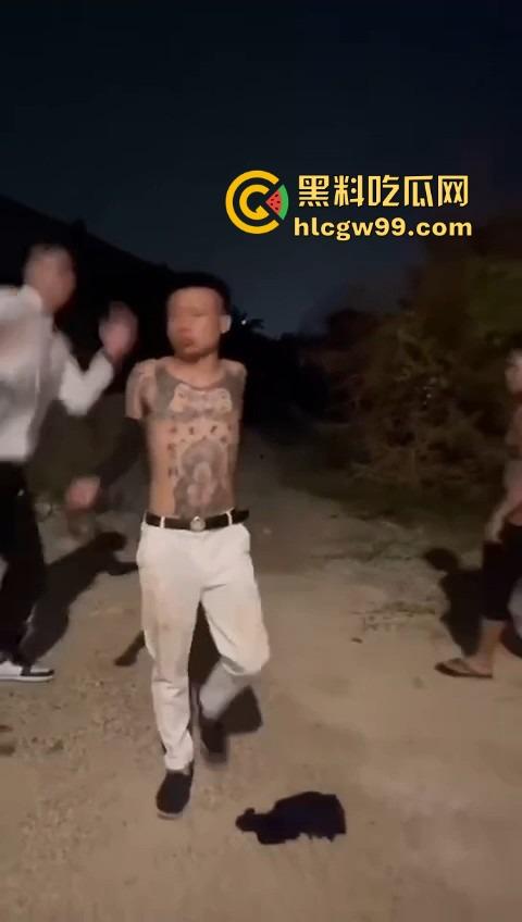 河南精神小伙线上嘴硬嚣张跋扈,线下衣服被脱光吊打,飞踢猛踹,互联网嘴炮被打得嗷嗷叫不敢还手!-12