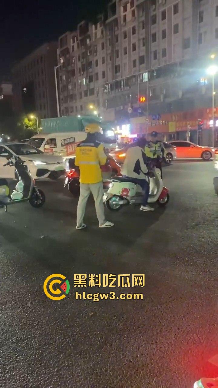 杭州外卖员和电动车大哥互殴升级,交警劝架却被袭!外卖小哥瞬间变身正义化身,见义勇为制服疯大哥-1