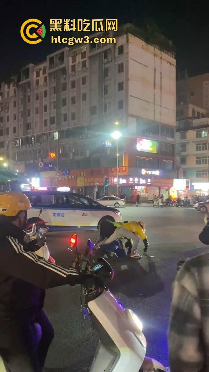 杭州外卖员和电动车大哥互殴升级,交警劝架却被袭!外卖小哥瞬间变身正义化身,见义勇为制服疯大哥-2
